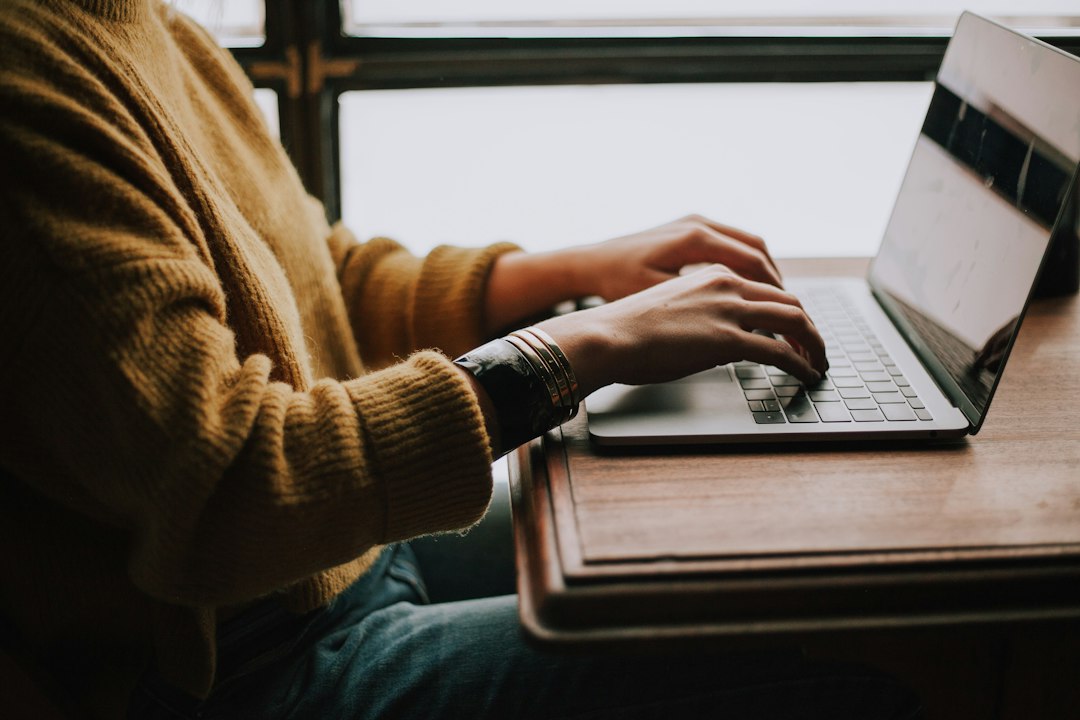 Pelajar belajar menggunakan laptop dalam pembelajaran digital