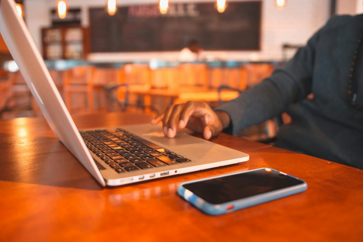 Pelajar menggunakan laptop untuk belajar dengan teknologi digital