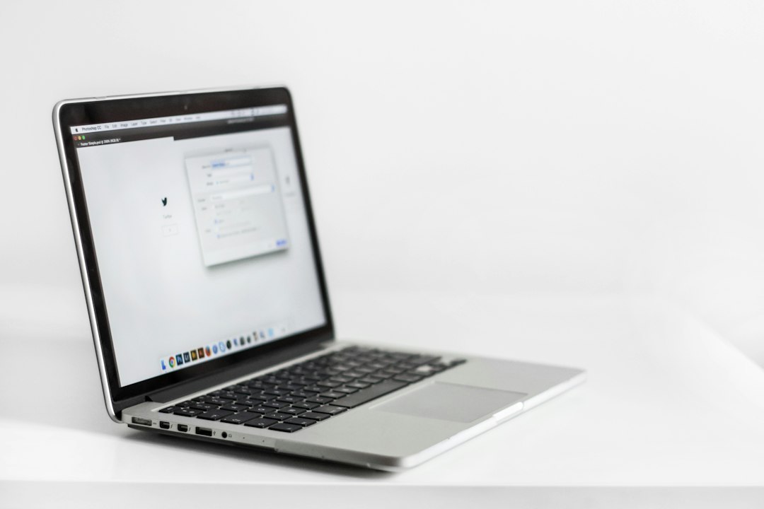 Laptop dan ruang kerja untuk aktivitas teknologi digital dan internet